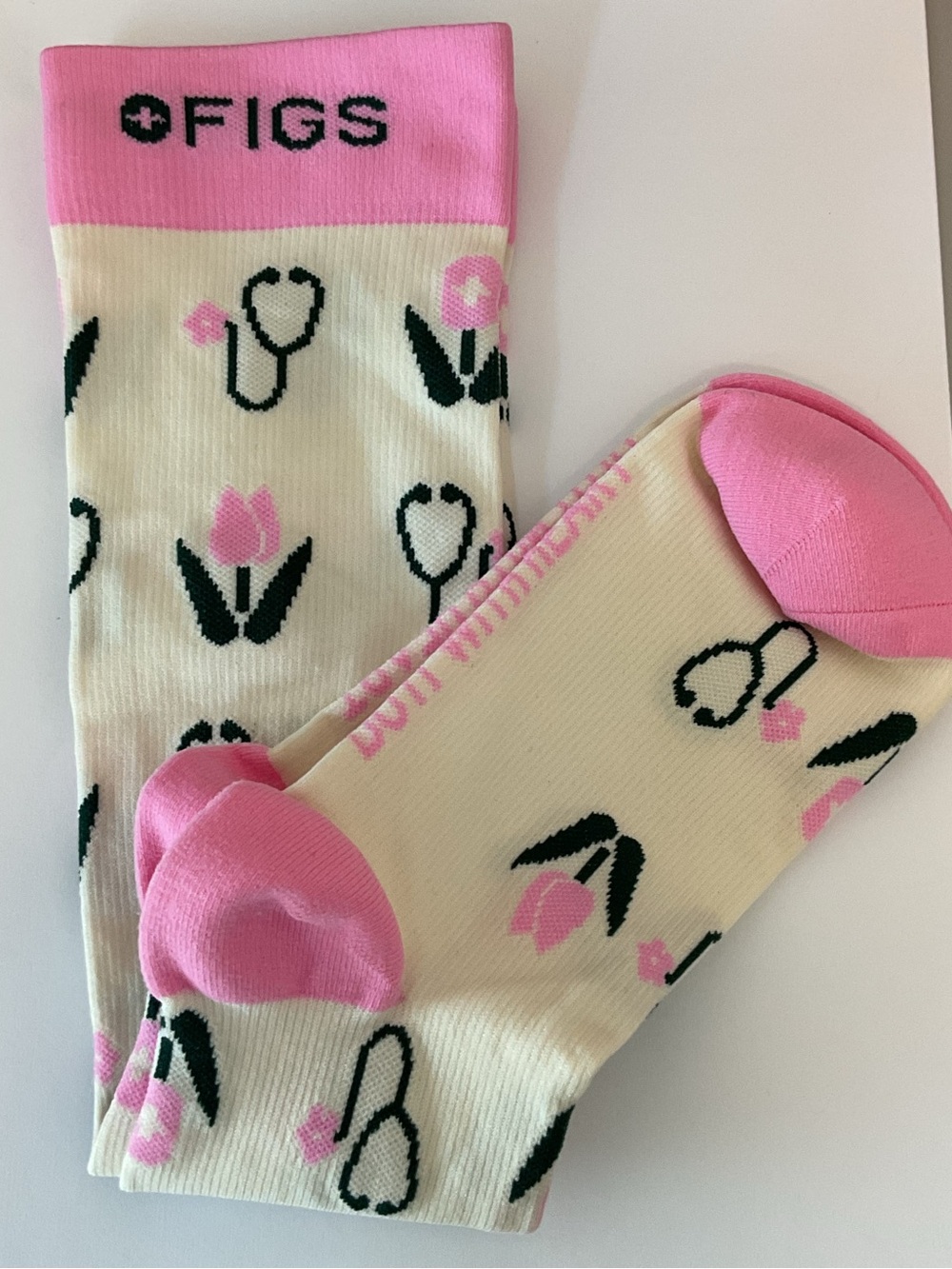 FIGS unisex compression socks floralStethoscope print medium retails $32